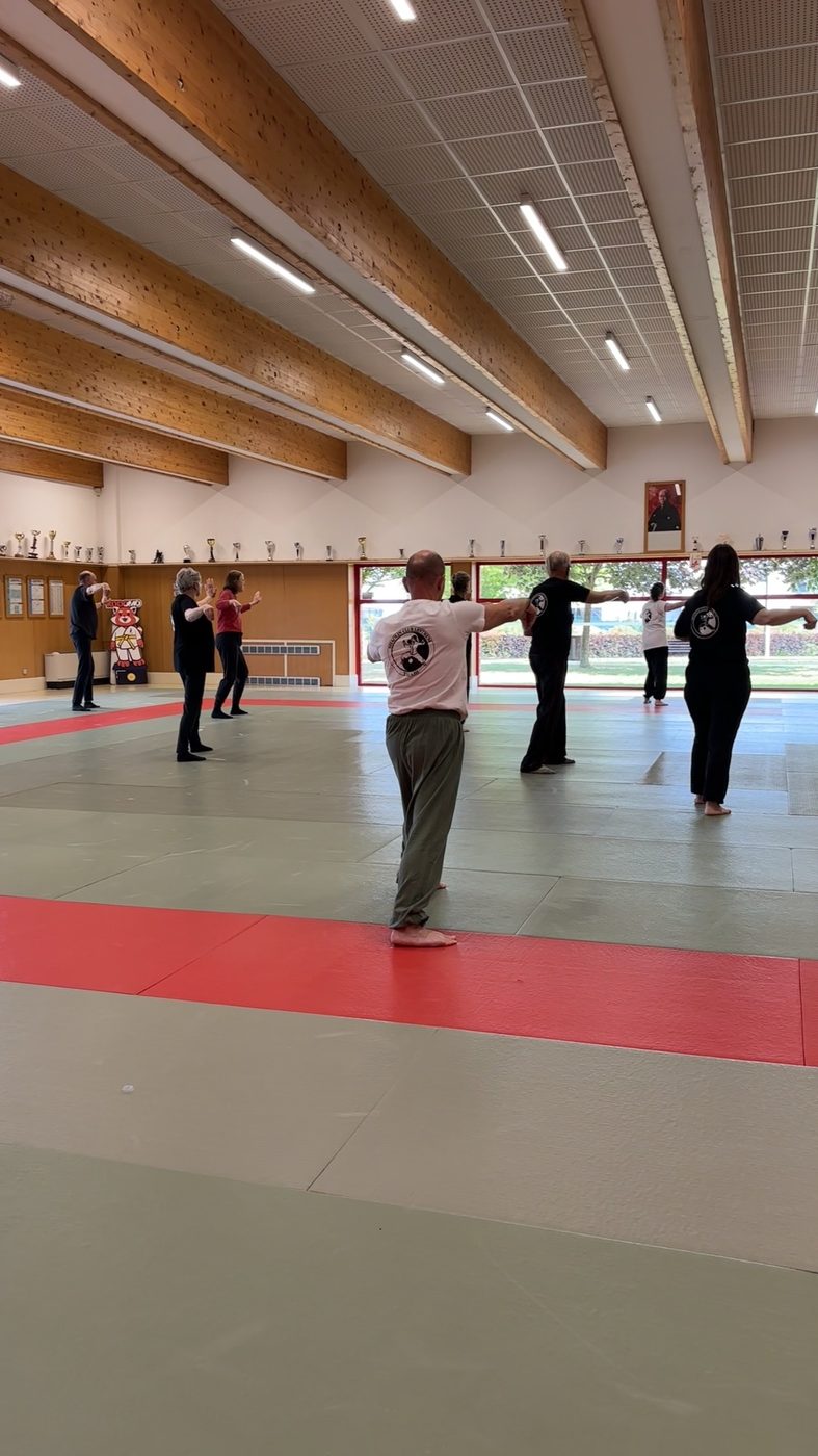 Séance de Tai Chi dans le dojo du Centre sportif Val de Lawe
